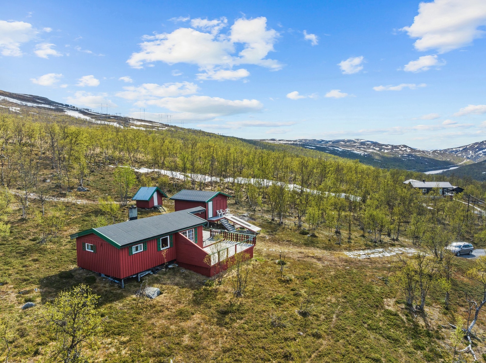 Eiendommen består av hytte, scooterskjul og utedo, og ligger fritt i terrenget. Galleribilde