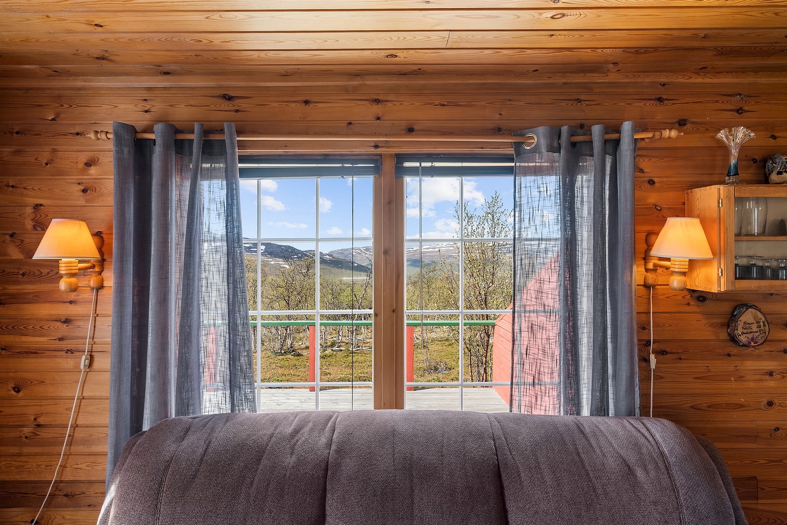 Fra stuen er det en vidstrakt utsikt over fjellandskapet. Galleribilde