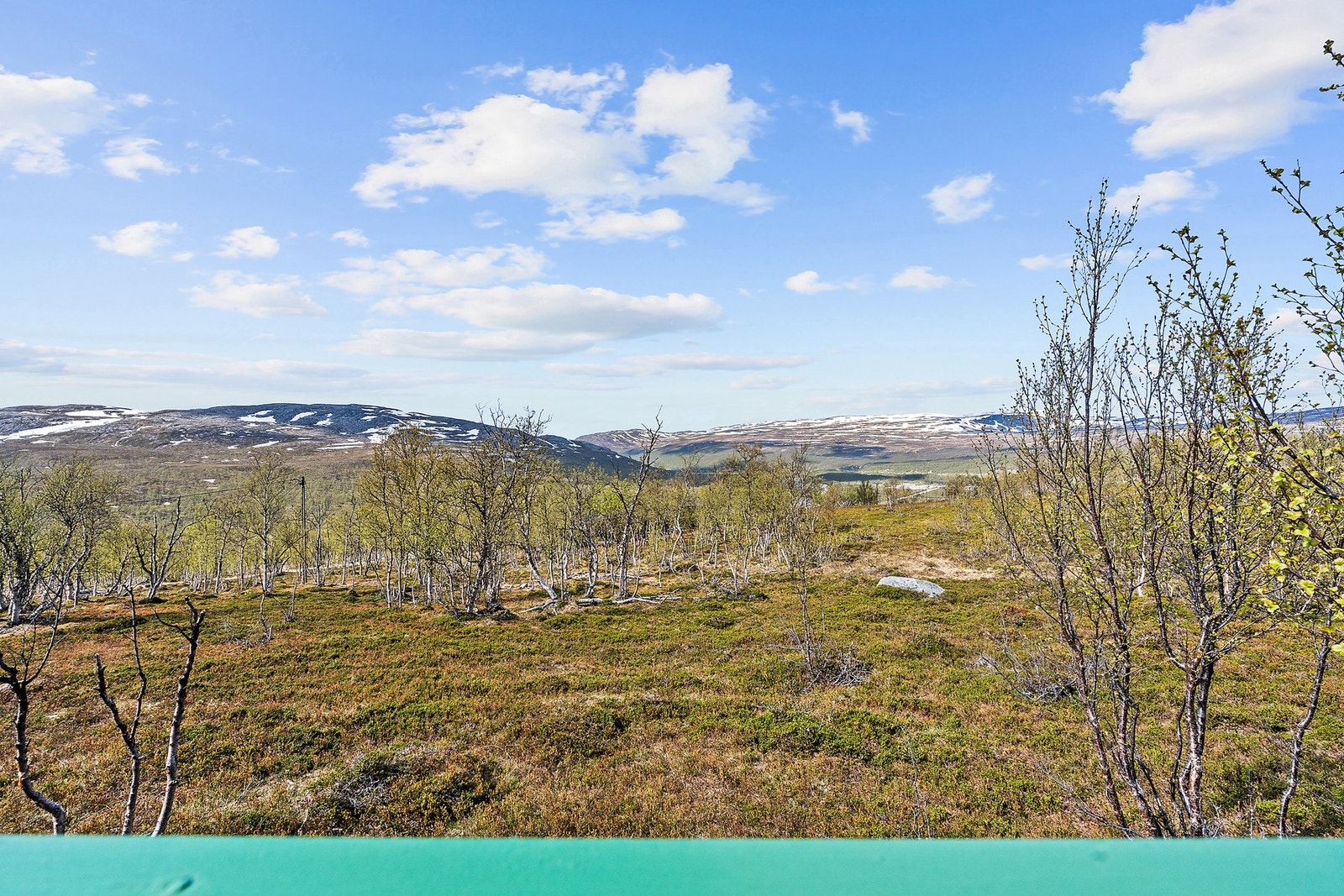 Utsikt fra eiendommen mot det åpne og rolige landskapet i Repparfjorddalen. Galleribilde