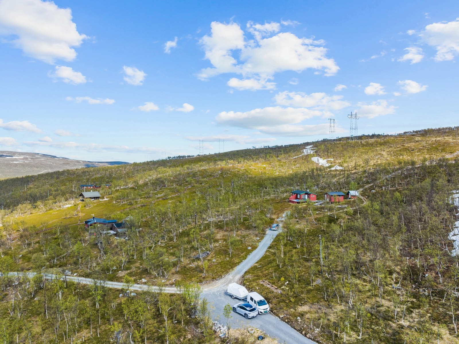 Eiendommen har adkomst via privat vei og ligger i et etablert hytteområde på Skaidi. Galleribilde