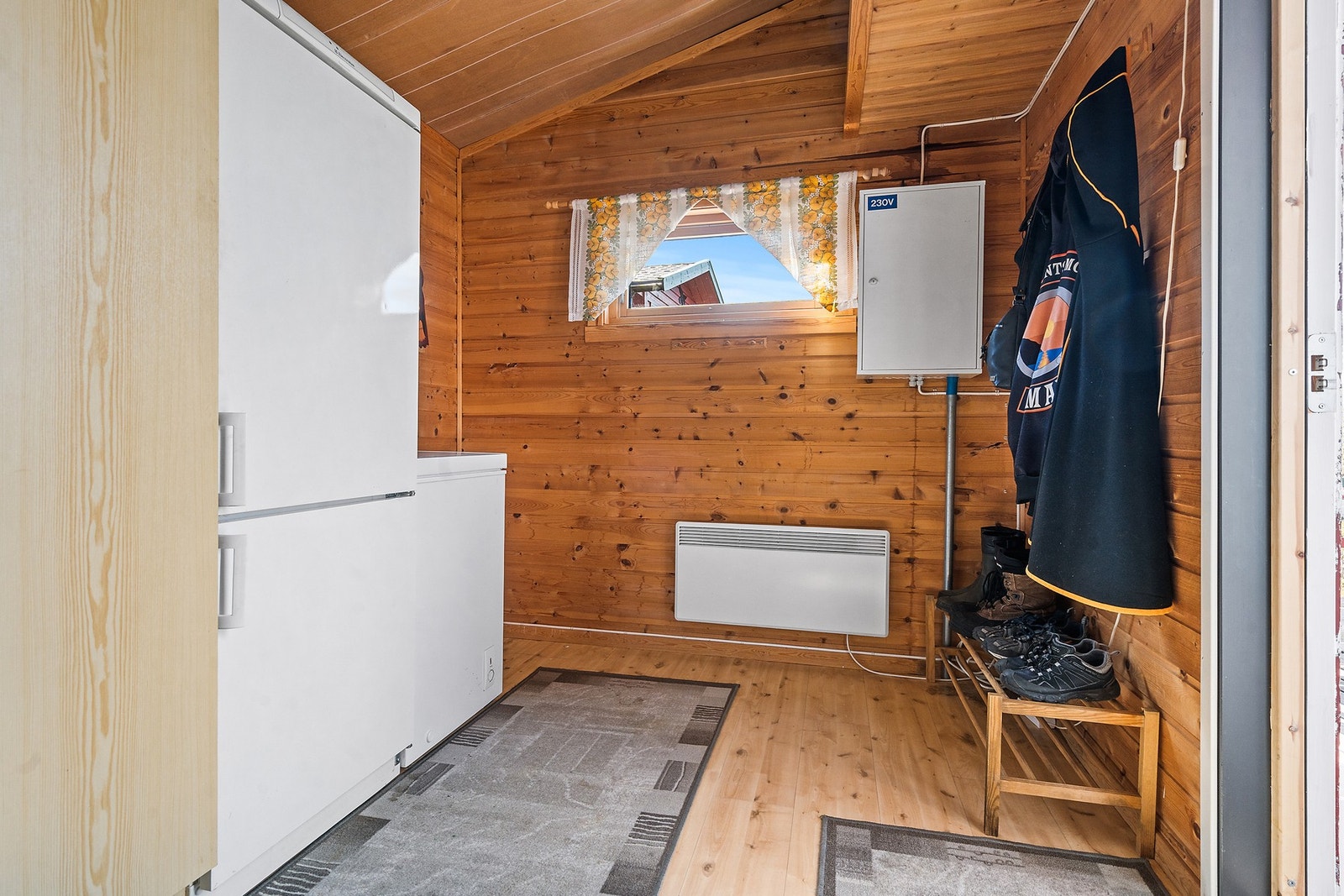 Praktisk entré med plass til oppbevaring av yttertøy og sko. Galleribilde
