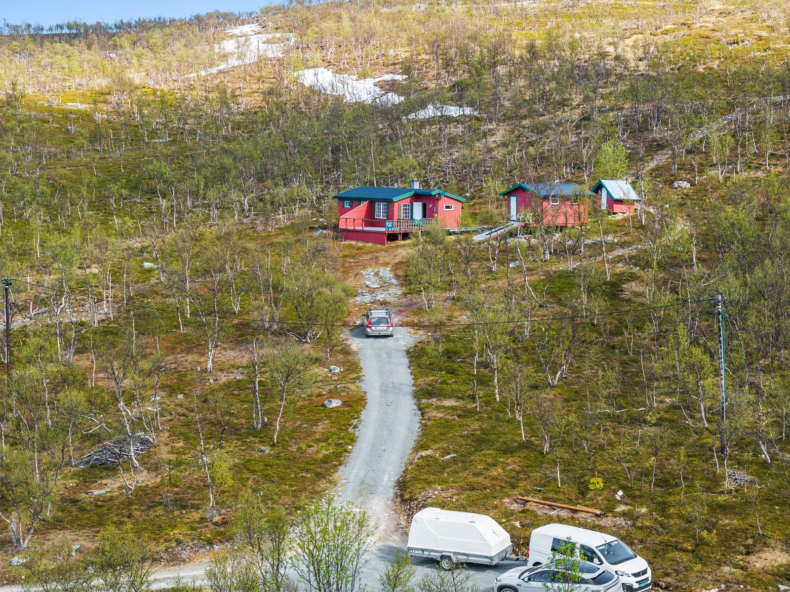 Tomten er en naturtomt som glir sømløst inn i det omkringliggende landskapet. Galleribilde