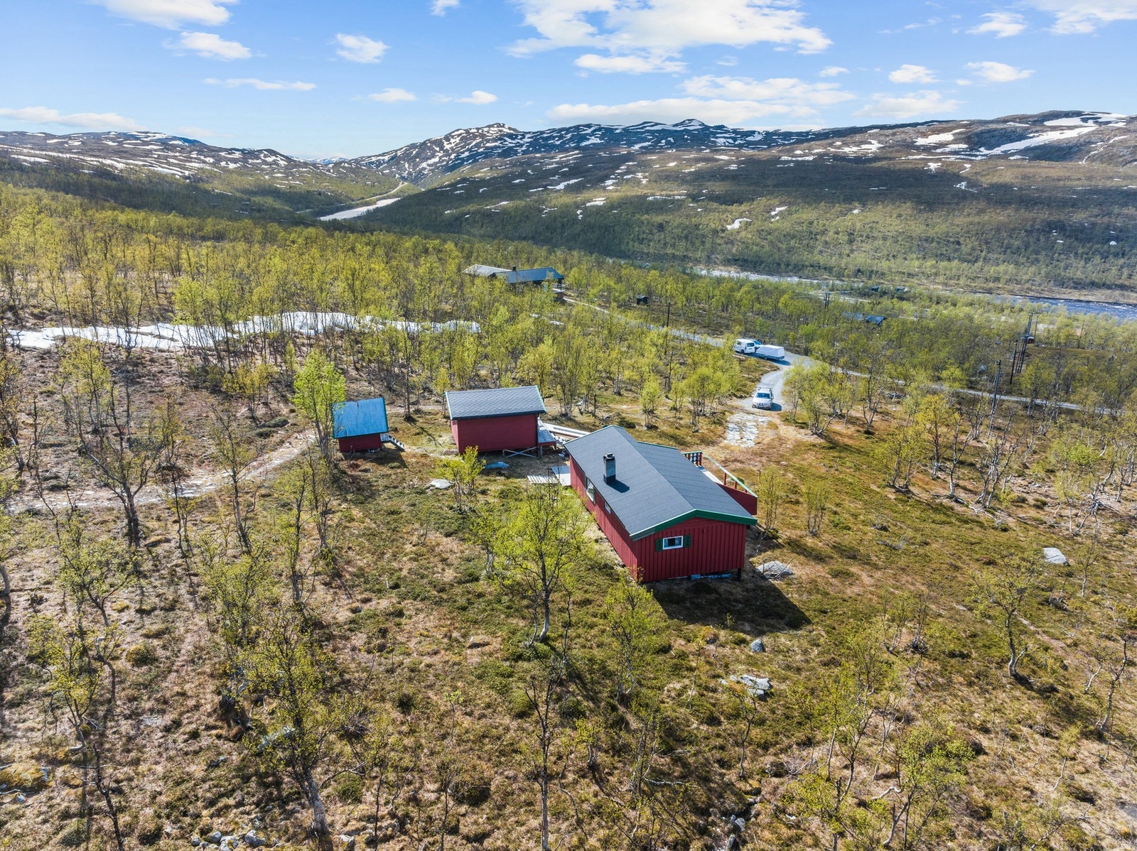 Langrennsløype ligger kun 82 meter fra eiendommen, og Skaidi Skisenter er fem minutter unna med bil. Galleribilde