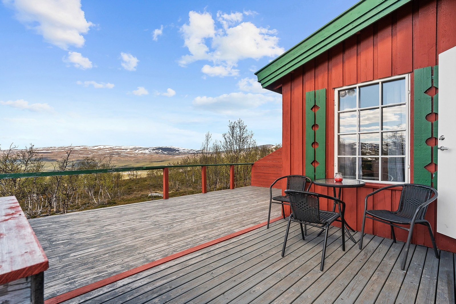 Verandaen gir rikelig med plass for utemøbler og sosialt samvær. Galleribilde