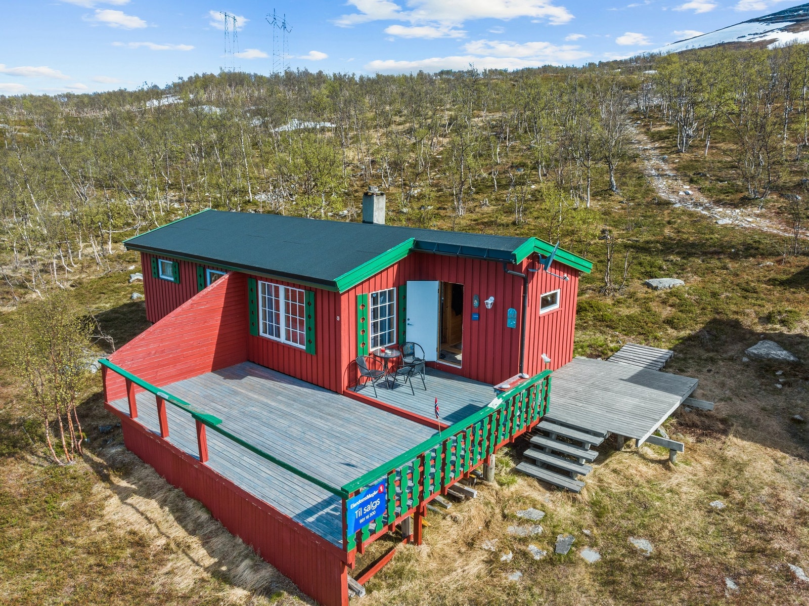 Enkel og tradisjonell fritidsbolig med en flott beliggenhet øverst på Skaidi. Hovedytterdøren er fra 2020. Galleribilde