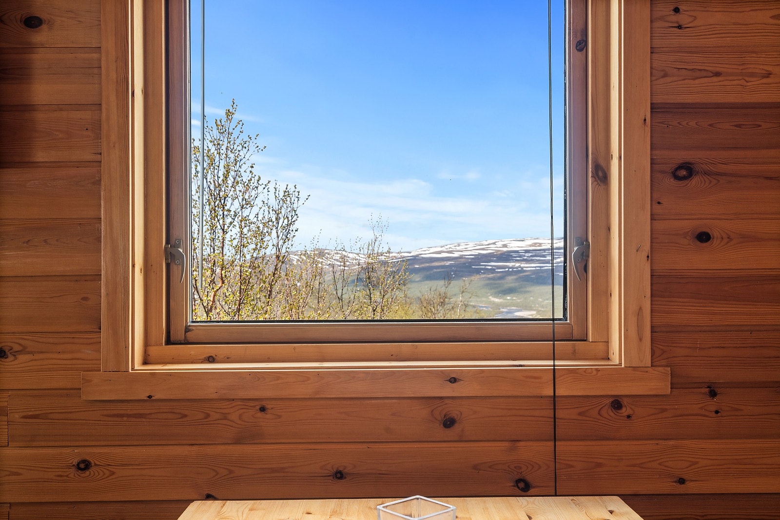 Vinduene rammer inn utsikten mot det omkringliggende landskapet. Galleribilde