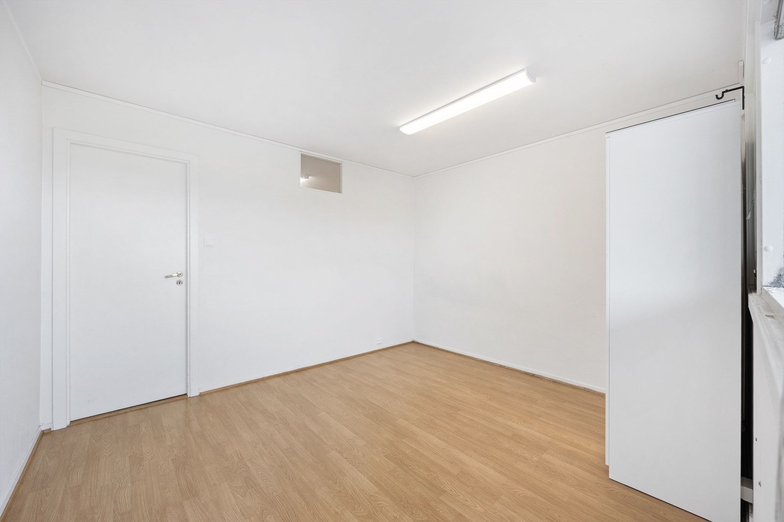 Rommet er lyst og kan innredes som soverom, kontor eller gjesterom etter behov. Galleribilde