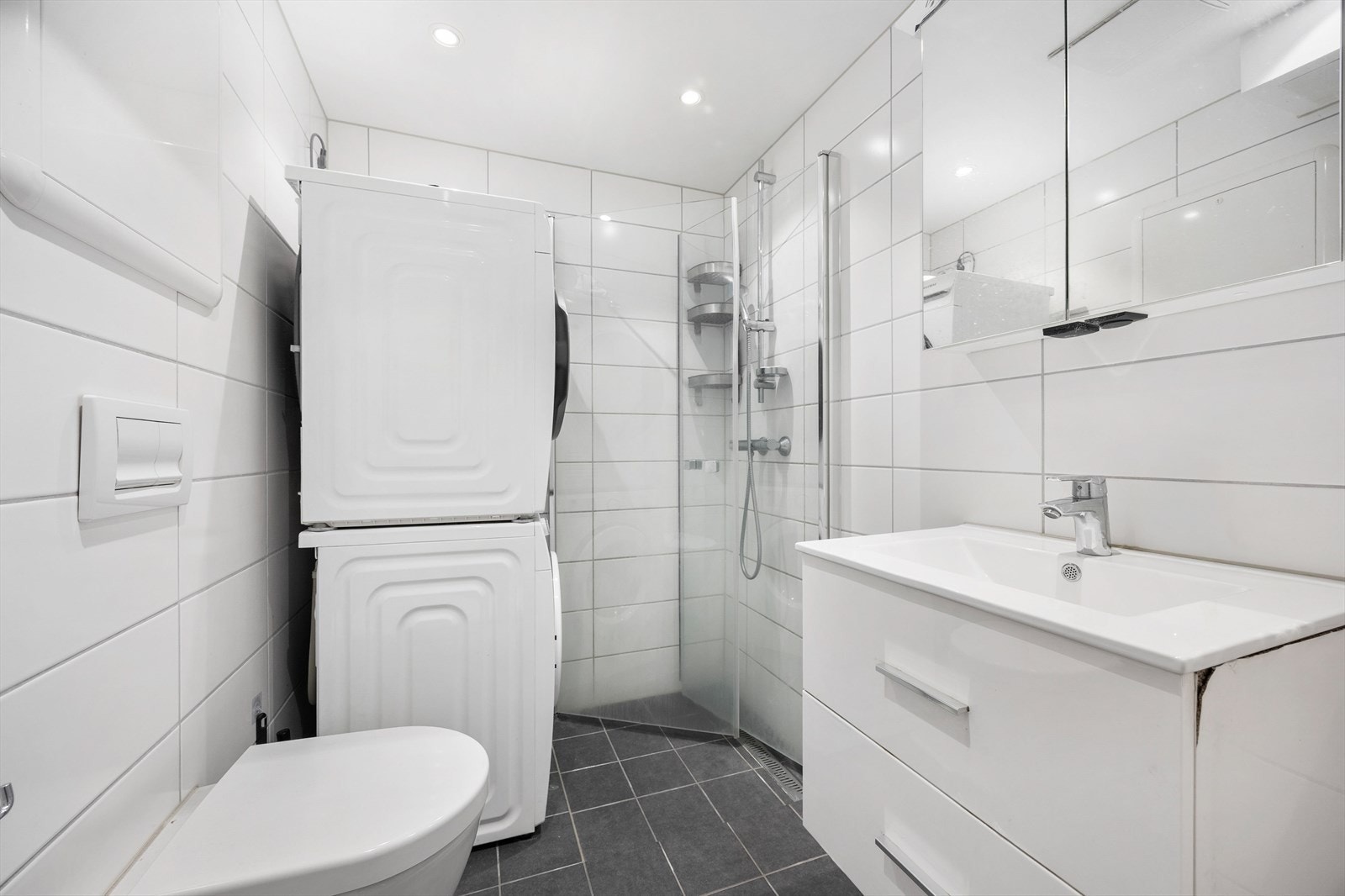 Badet ble pusset opp i regi av borettslaget i 2019 og har flislagt gulv med elektriske varmekabler. Galleribilde