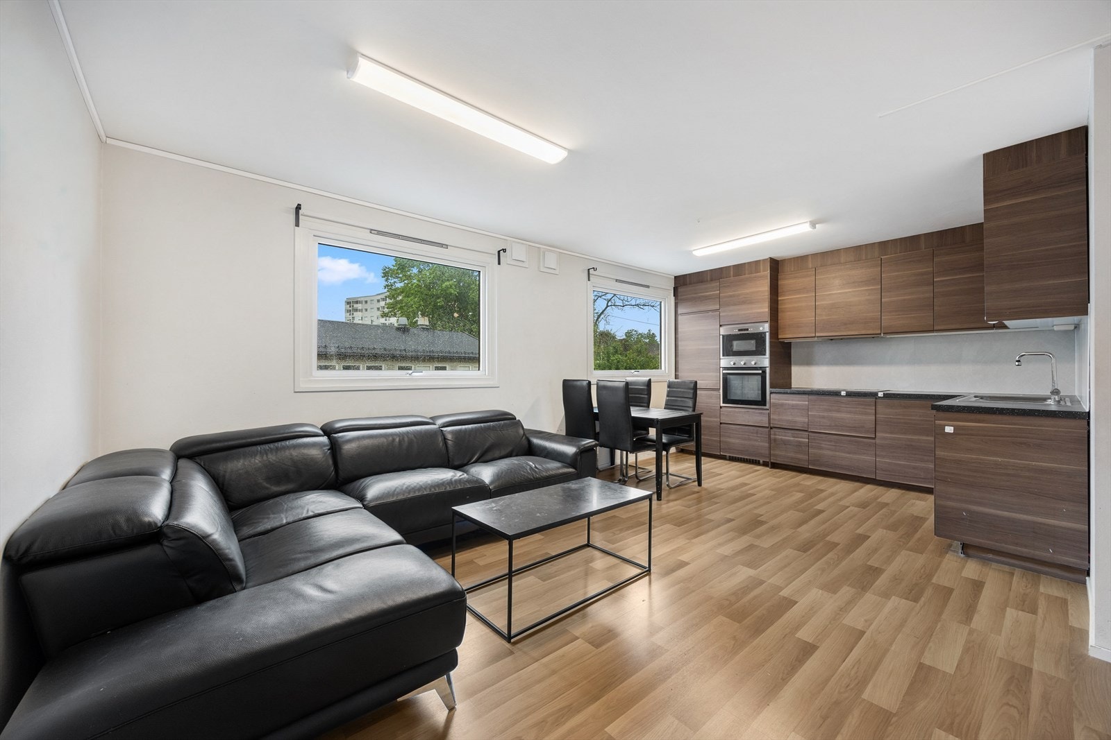 Stuen har plass til både en romslig sofagruppe og spisebord. Galleribilde