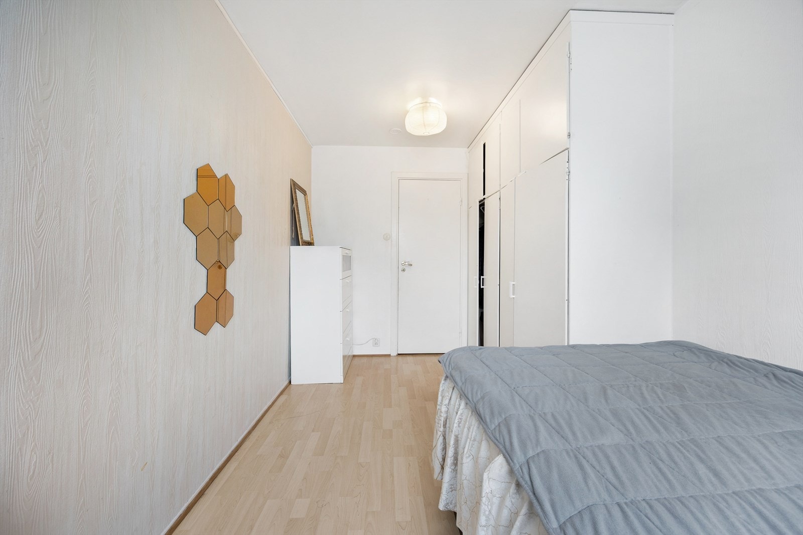 Det ene soverommet har god plass til seng og garderobeløsning. Galleribilde