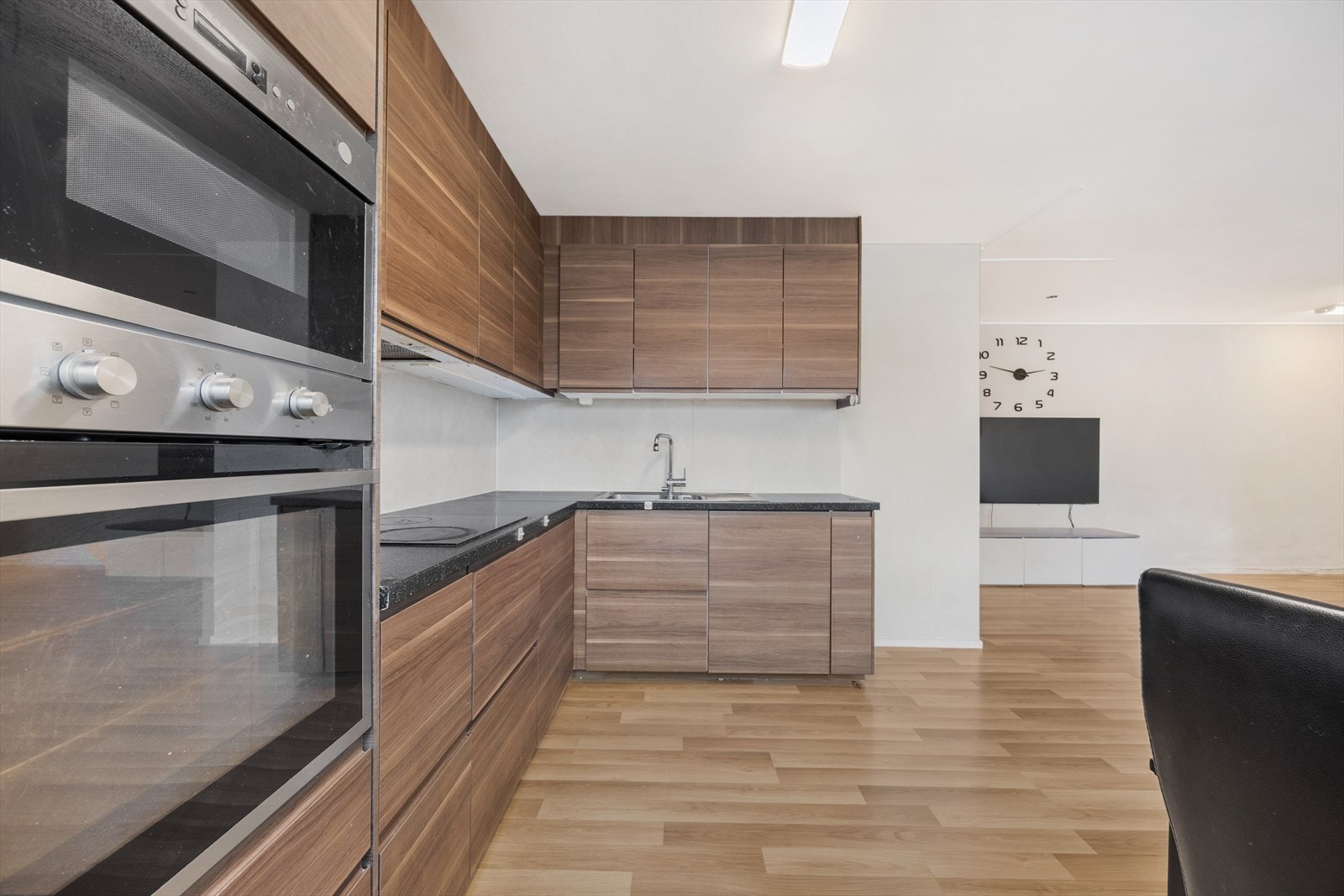 Kjøkkeninnredningen har slette fronter og laminat benkeplate, med god skap- og benkeplass. Galleribilde