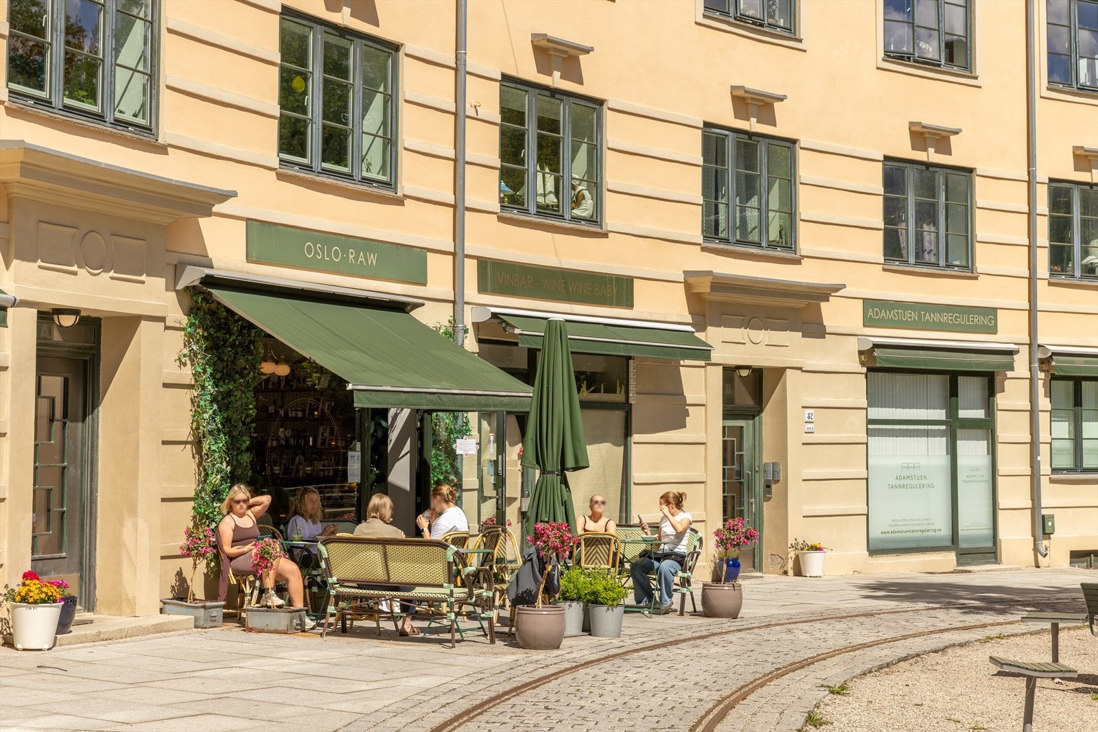 Fantastisk hyggelig nærområde inkludert masse trivelige cafeer, restauranter, solrike grønne lunger og store ærverdige parker, samt kort avstand til offentlig kommunikasjon og resten av byen Galleribilde
