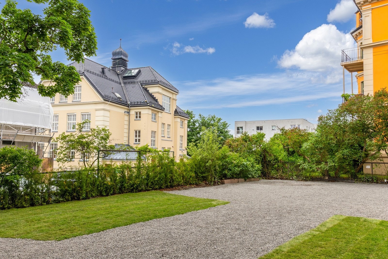 Nylig oppgradert felles bakgård med solrike gressplener og gruset gårdsplass for de enheter som kjøper bruksrett til disponibel p-plass. NB! Det skal settes opp gjerde og port som skiller hagedel med gårdsplass. Galleribilde