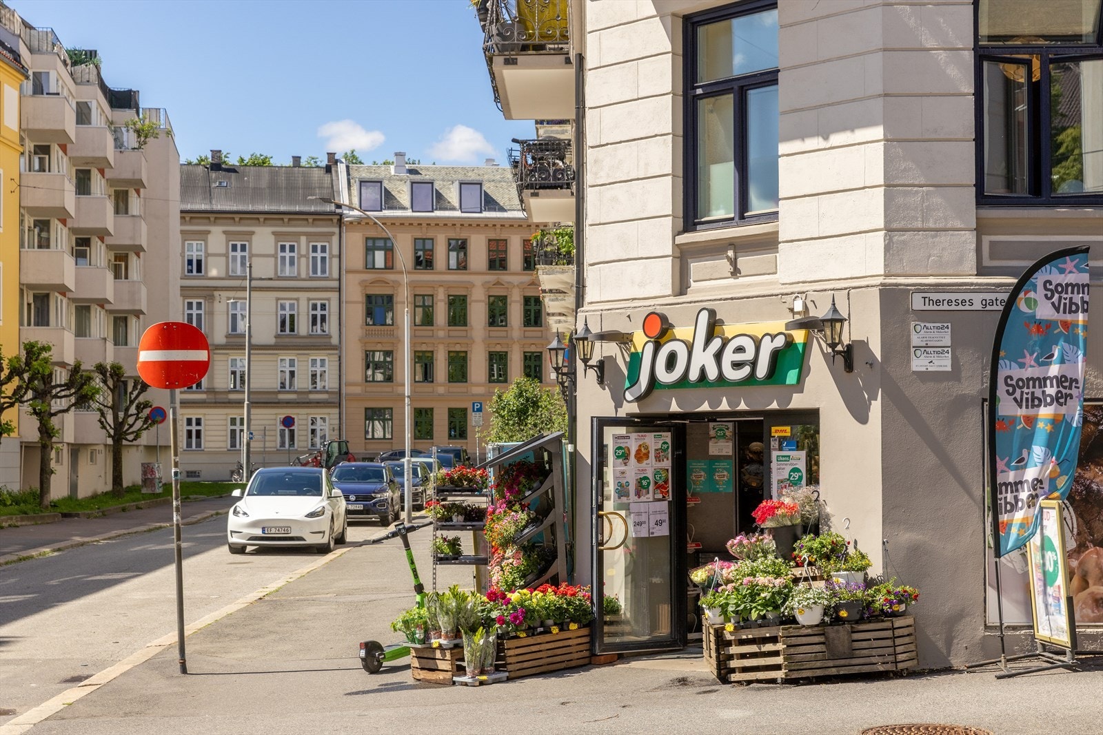 Kort avstand også til en av flere lokale matbutikker - Joker, helt i nærheten og søndagsåpen! Galleribilde
