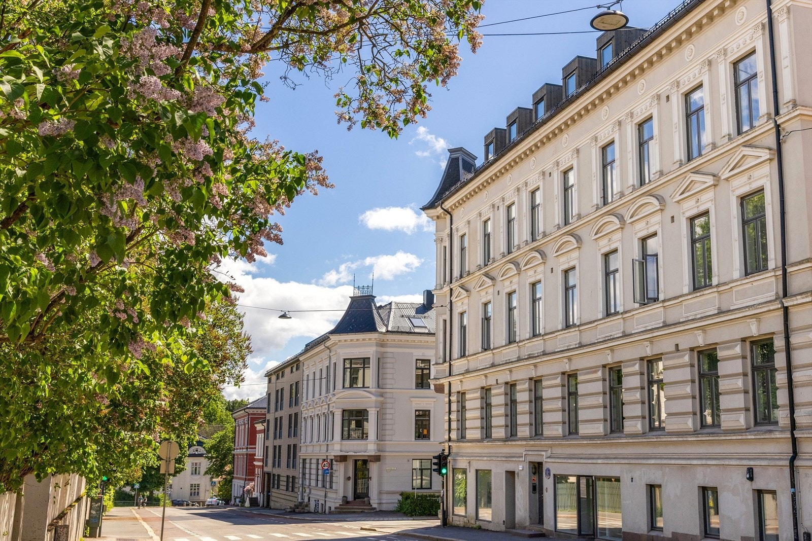 Flott klassisk bygård hvor man skimter takarkene med utsikten mot Valleløkken Galleribilde