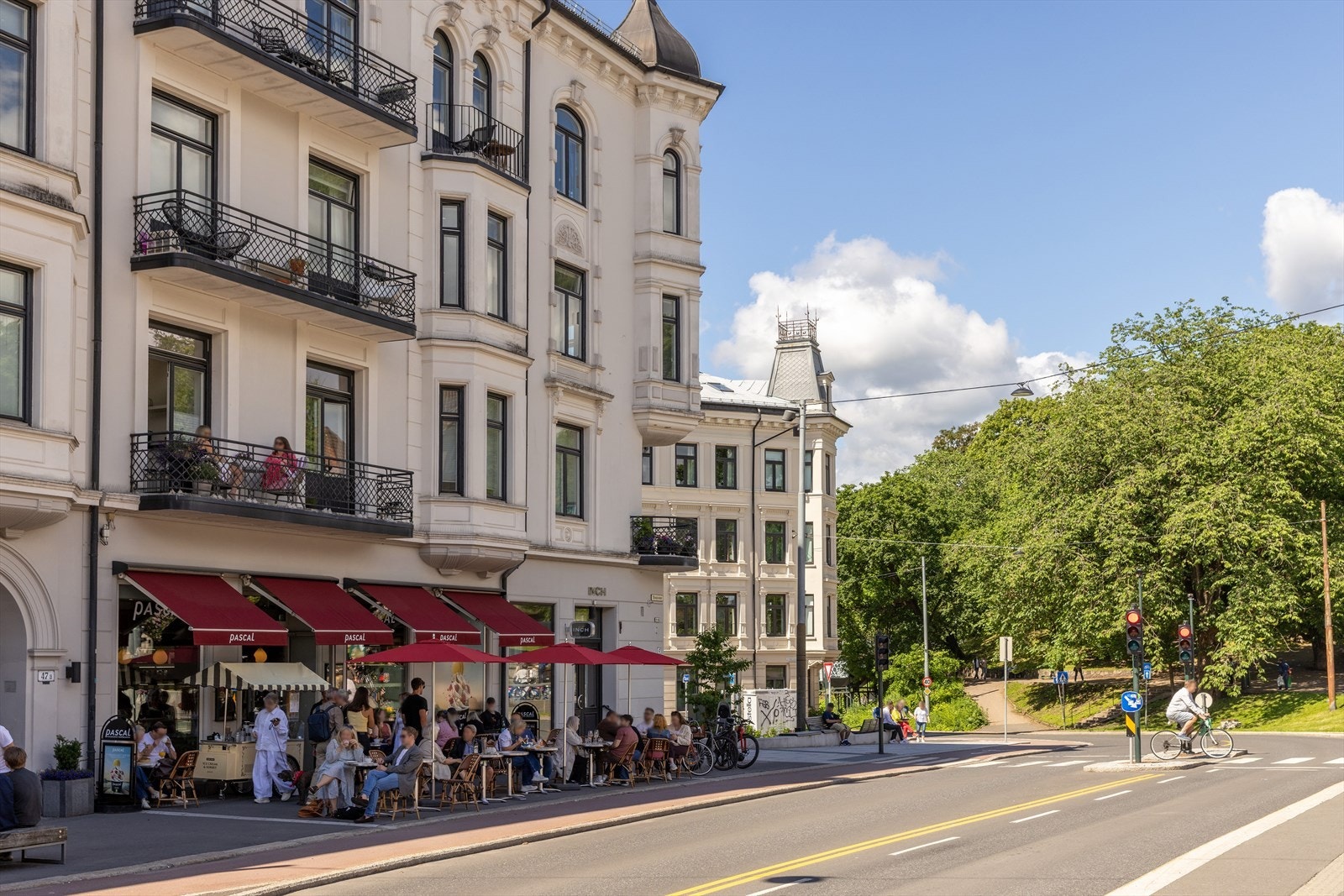 Fantastisk hyggelig nærområde inkludert masse trivelige cafeer, restauranter, solrike grønne lunger og store ærverdige parker, samt kort avstand til offentlig kommunikasjon og resten av byen Galleribilde