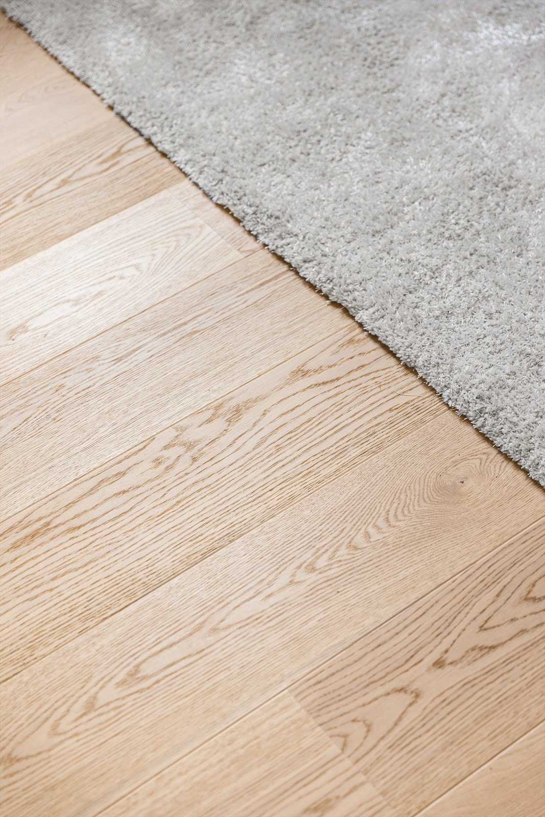 Flott hvit-pigmentert parkett i 207mm bredde med underliggende foliert gulvvarme. Galleribilde
