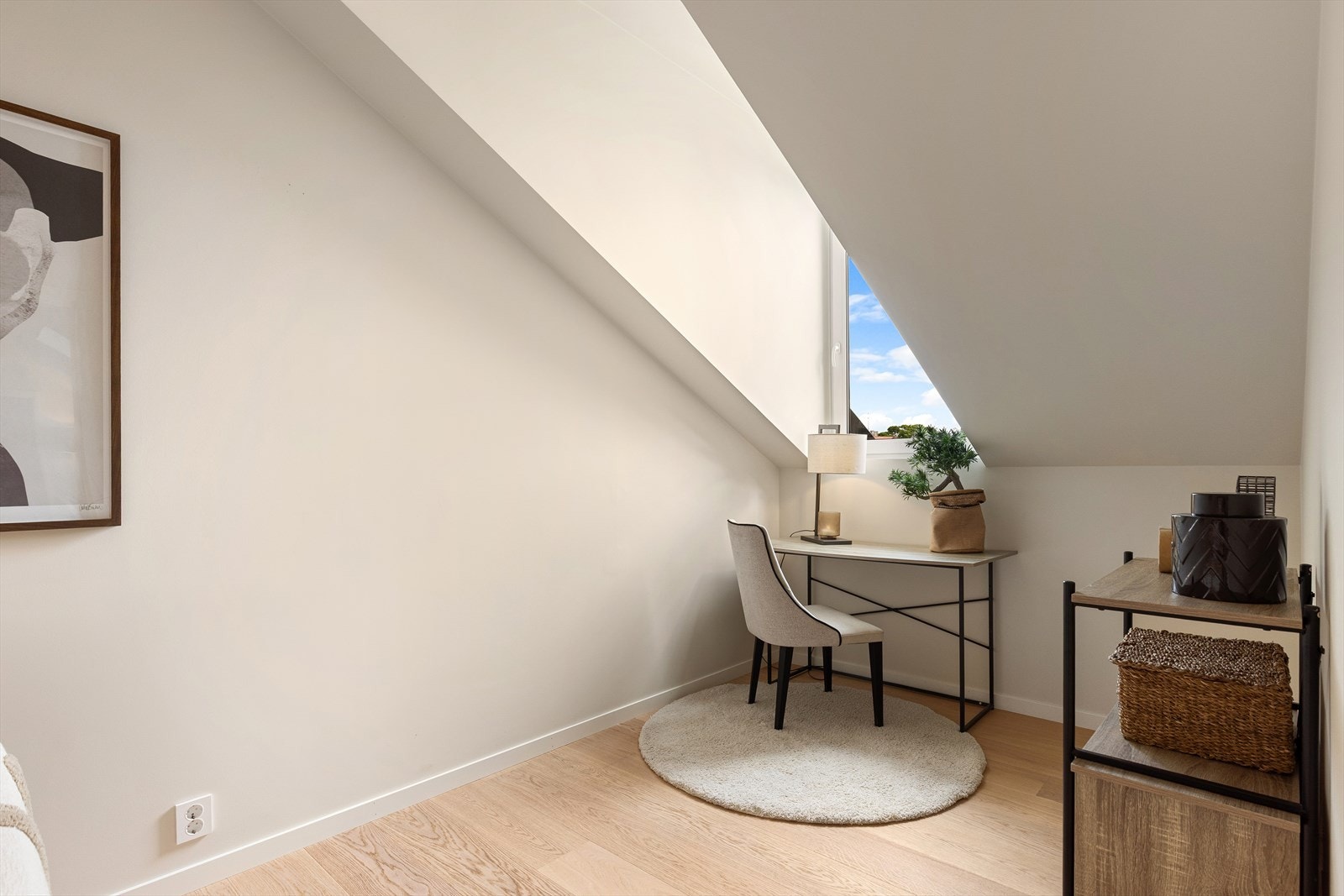 Romslig soverom med plass til dobbeltseng, samt plass til garderobeløsning og skrivebord under den store takarken. Flott utsikt mot Valleløkken også herfra! Galleribilde