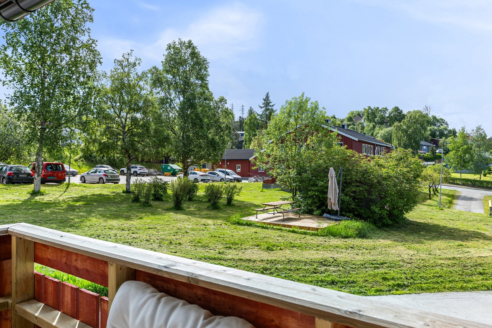 Den sørvendte balkongen byr på sol store deler av dagen, i tillegg til utsikt over frodige og grønne omgivelser. Galleribilde