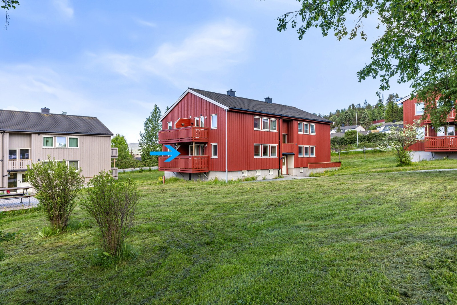 Fasadebilde. Leilighetens beliggenhet er markert med blå pil. Galleribilde
