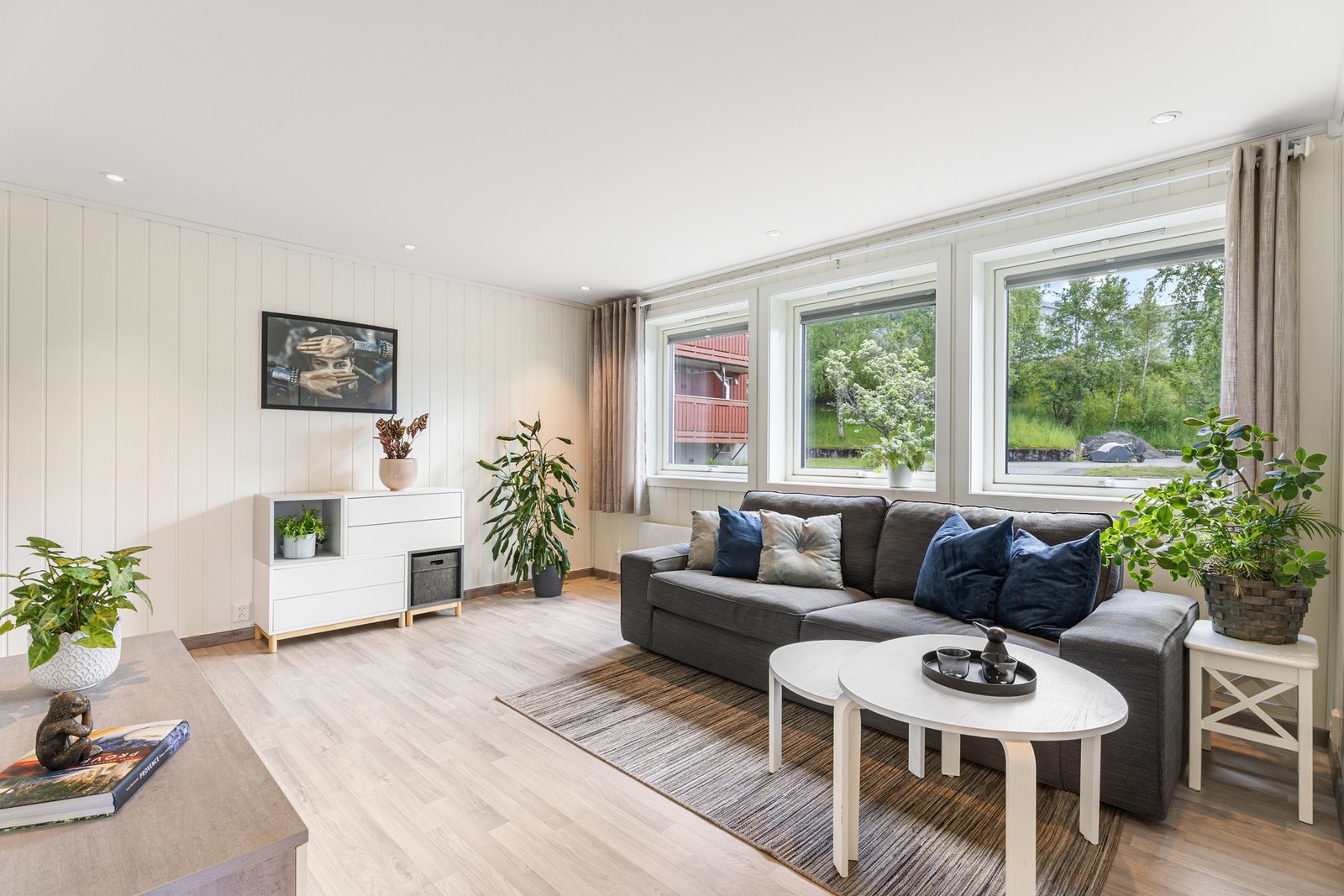 EiendomsMegler 1 v/ Mads Larsen har gleden av å ønske velkommen til Einar Øfstis veg 41 - En oppgradert og velholdt 2-roms med en sentral beliggenhet i et rolig område på Nardo. (Foto: Julian Nonstad - Pholio). Galleribilde