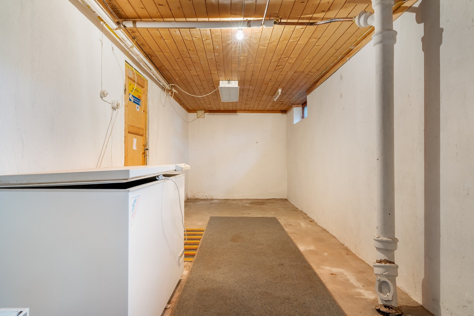 Den ene boden i kjelleren er gjennomgående i huset lengteretning. Galleribilde