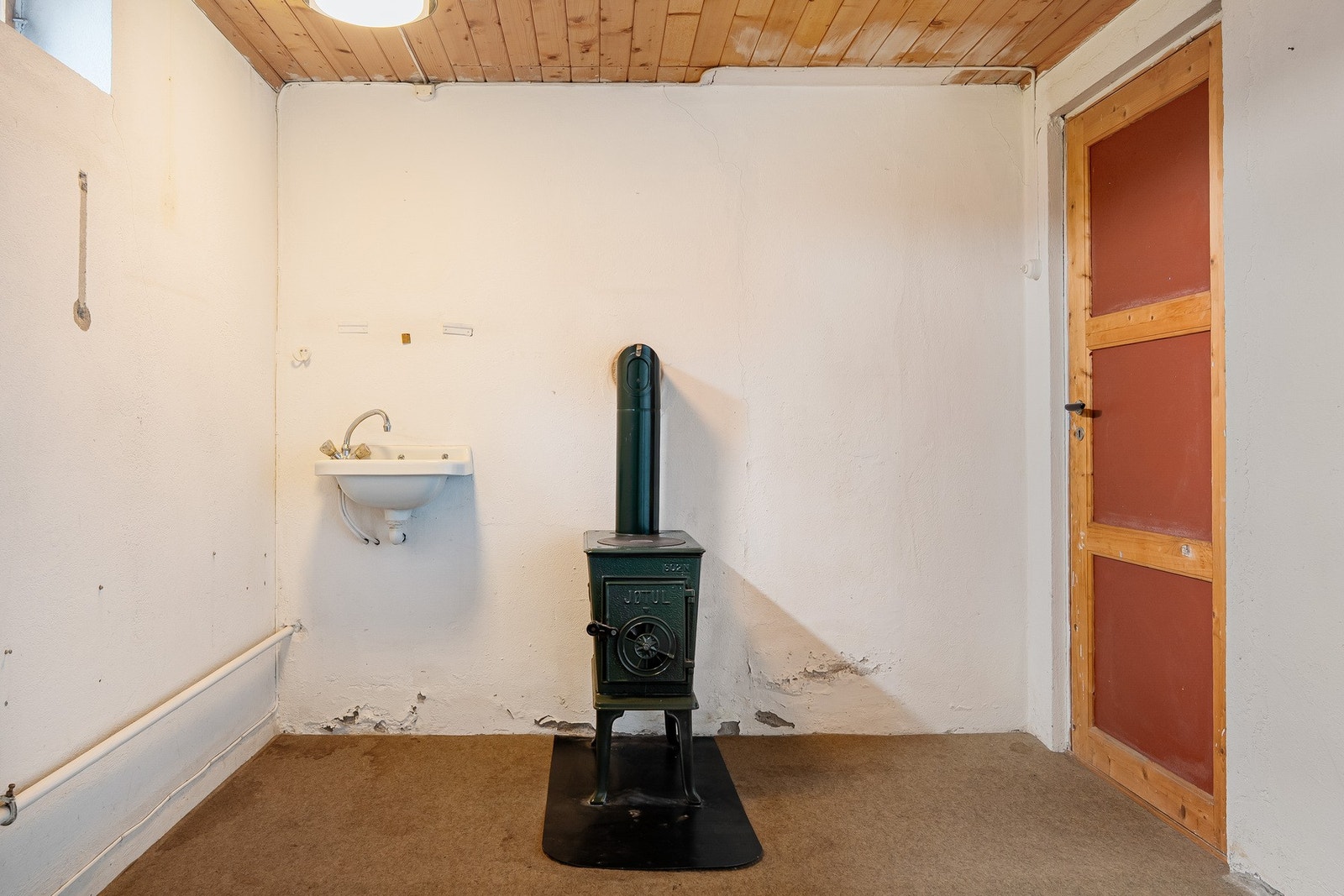 Kjellerbod med vedovn (defekt) Galleribilde