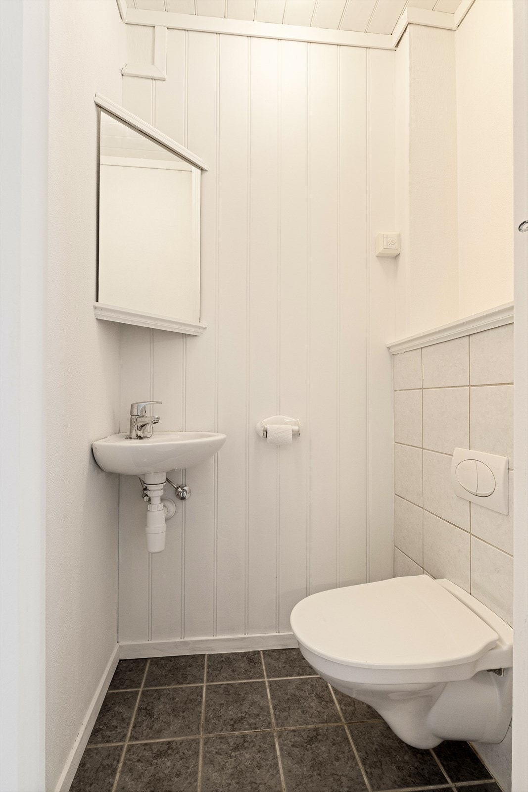 Enkelt toalettrom på 1,4 m². Galleribilde