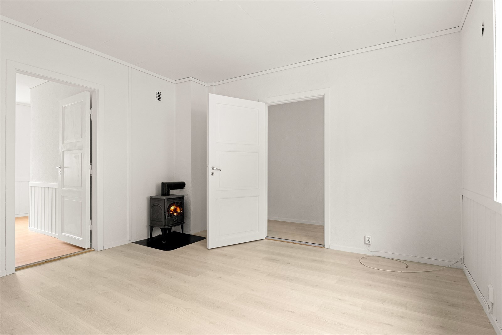 Stuen har et areal på 15,4 m², og har plass til ønsket sofagruppe. Galleribilde