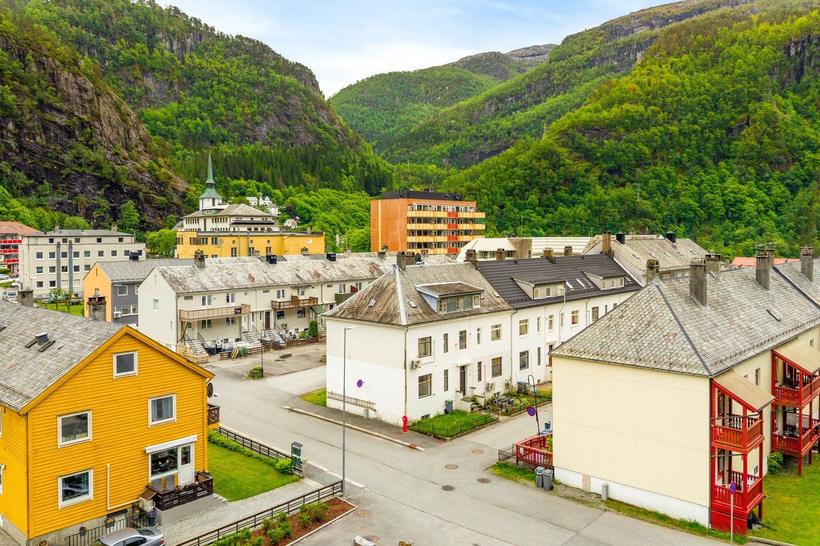 Leiligheten har en meget sentral beliggenhet på Dale. Deler nærmeste del av hagen med en nabo i overetasjen. Galleribilde