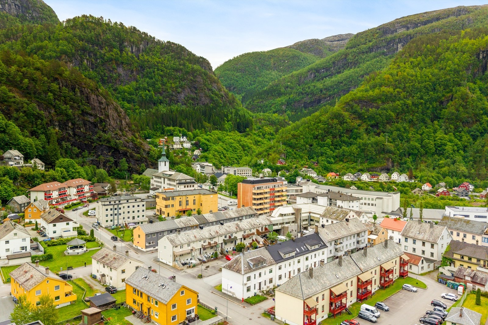 Nærmeste dagligvarebutikk er Extra Dalekvam som ligger ca. 110 meter fra boligen. Galleribilde