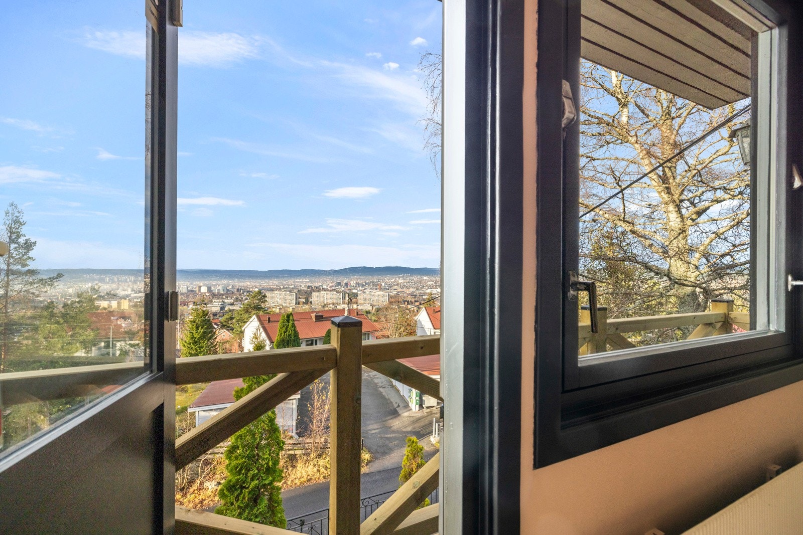 Fra stuen er det utgang til en delvis overbygd terrasse Galleribilde