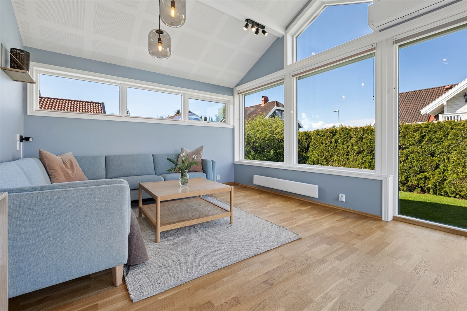 Også her er det god takhøyde, samt godt med plass til å innrede med en stor sofagruppe. Galleribilde