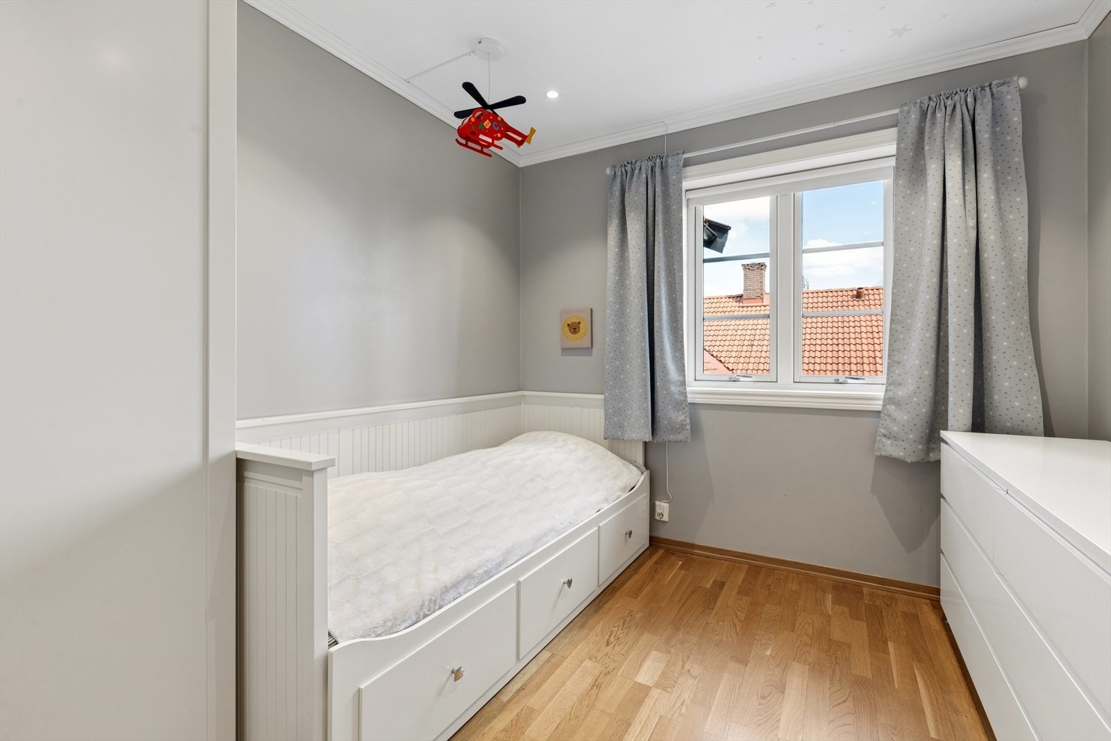 Ypperlig som barnerom, gjesterom eller hjemmekontor. Galleribilde