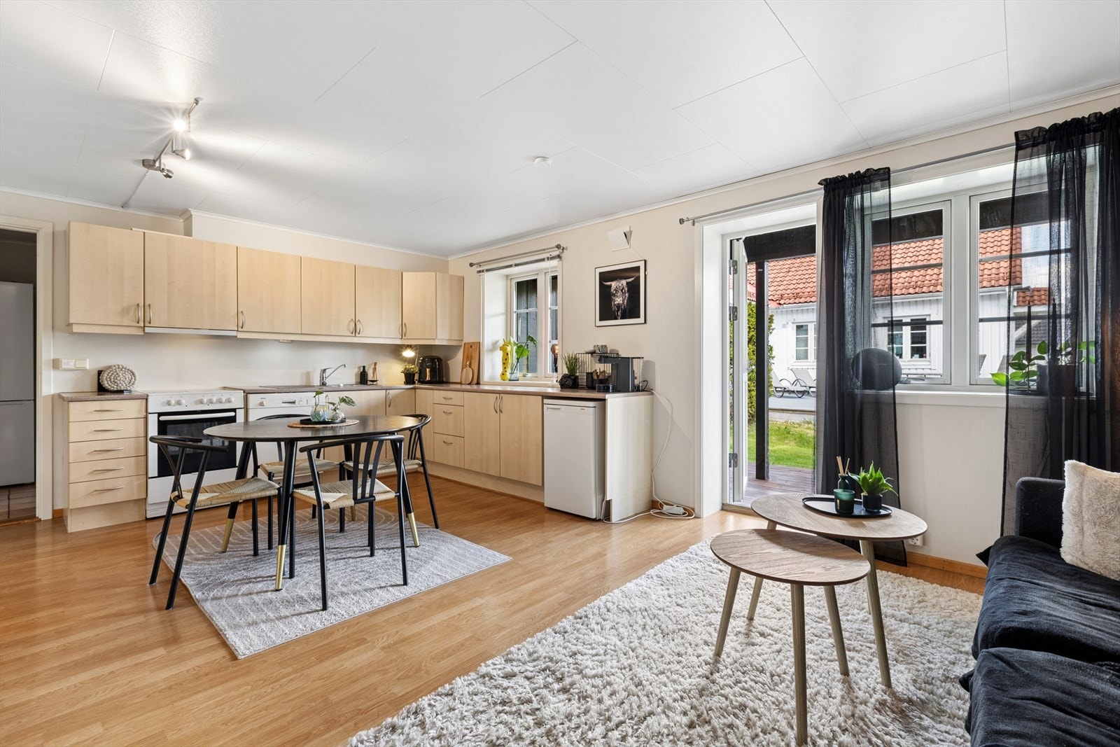 Fra stuen er det utgang til en egen platting på ca. 22 m². Galleribilde