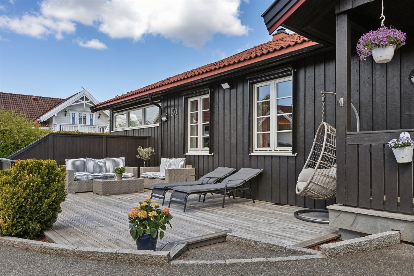 Stor, fin platting ved inngangspartiet som med god plass til utemøbler. Galleribilde