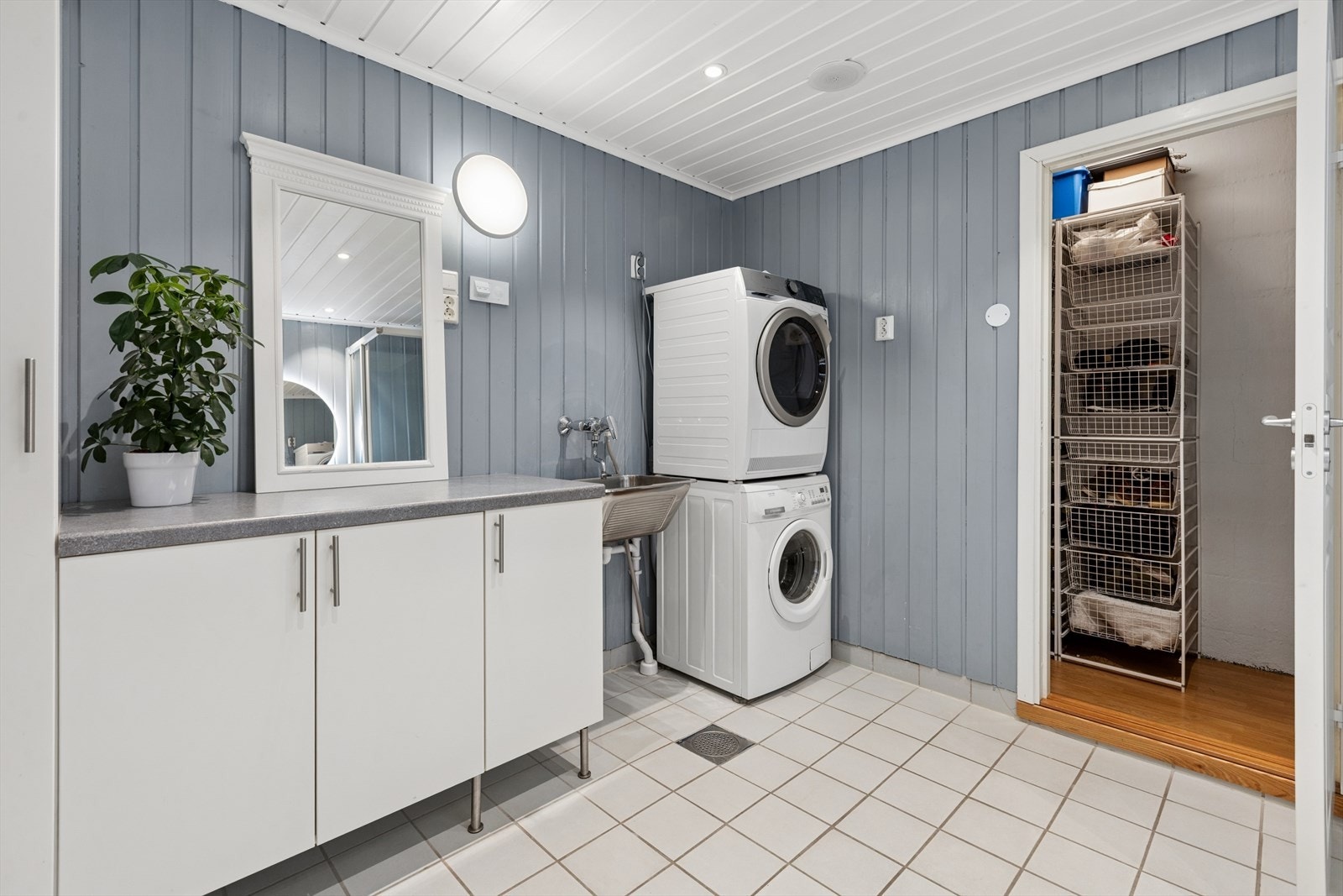 Rommet er i tillegg utstyrt med skyllekum av rustfritt stål, innredning med laminat benkeplate, opplegg for vaskemaskin og varmtvannstank på ca. 300 liter plassert her. Galleribilde
