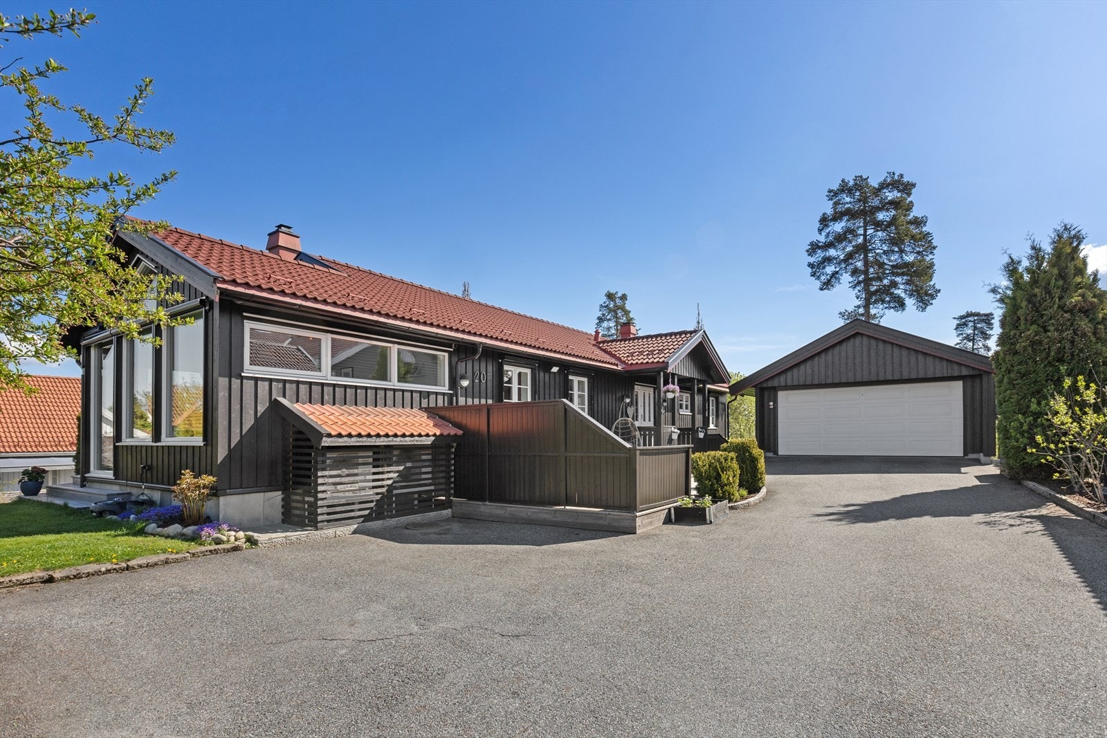 Det er gode parkeringsmuligheter i både den asfaltert gårdsplassen og i dobbelgarasje med elektrisk portstyring via app. Galleribilde