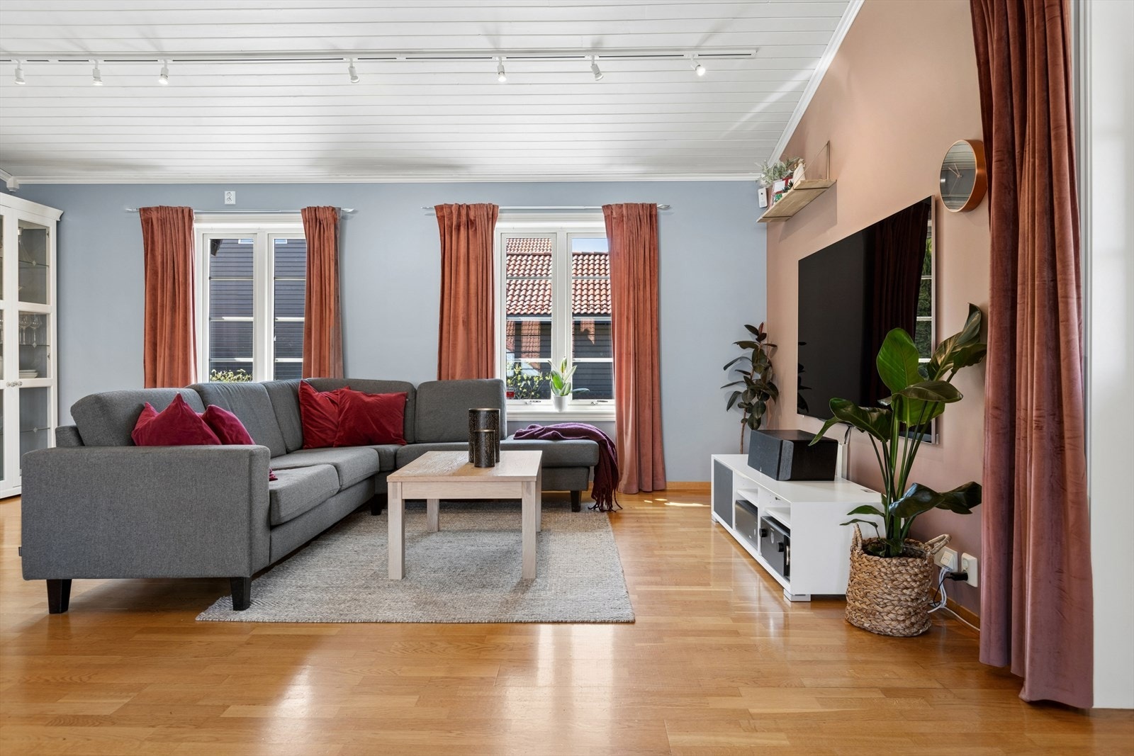 Stuen har en fin utforming med god møbleringsfrihet. Rommet sørger for plass til en stor sofagruppe, TV med tilhørende mediemøbel og en hyggelig spisegruppe. Galleribilde