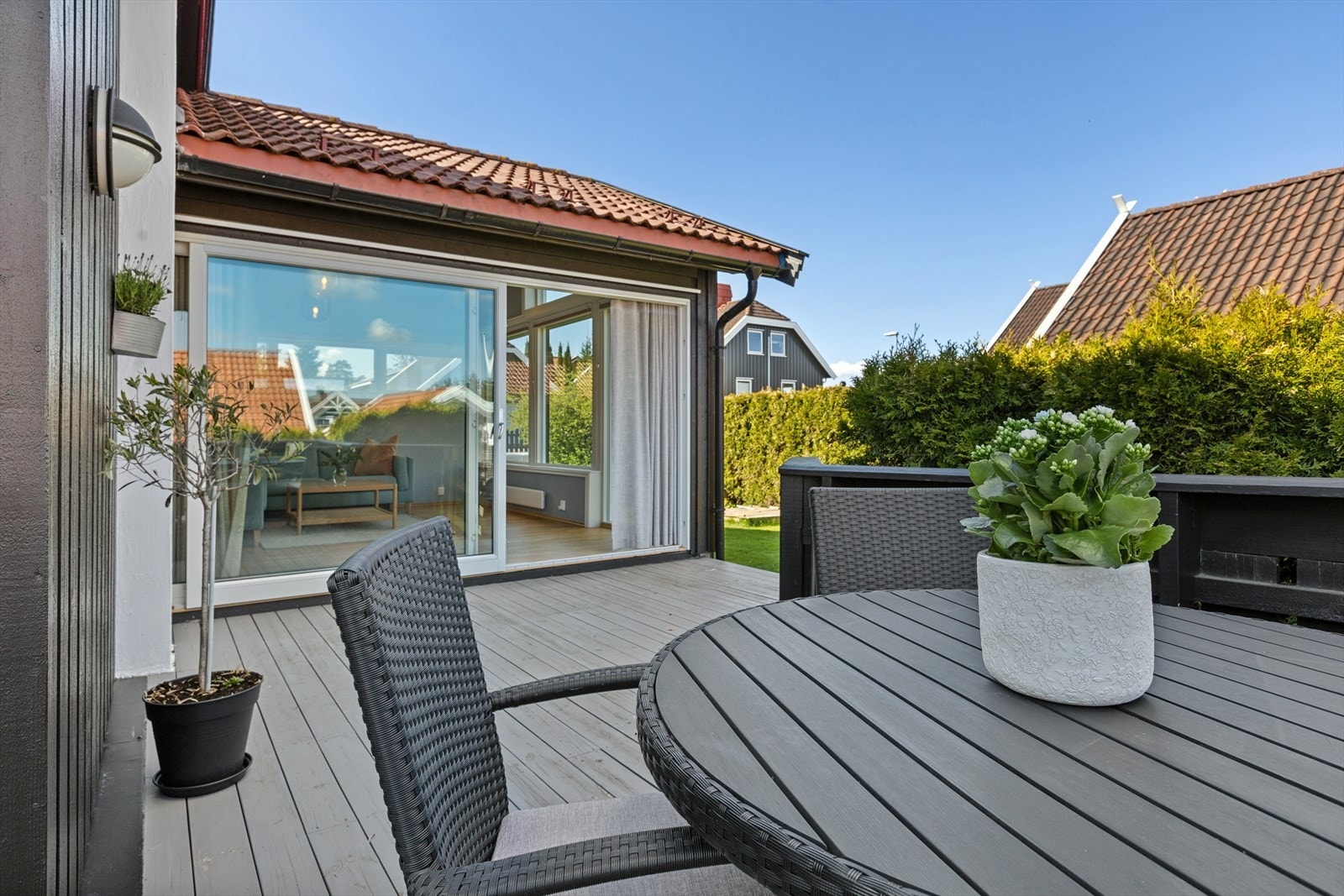Fra stuen er det utgang til en herlig terrasse på ca. 22,5 m² som har trapp ned til hagen og gressplenen hvor ungene har godt med boltreplass til lek og ballspill. Galleribilde