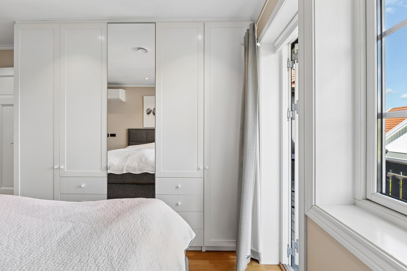 Hovedsoverommet har plass til dobbeltseng, tilhørende møblement og stort garderobe med god oppbevaringsplass. Galleribilde