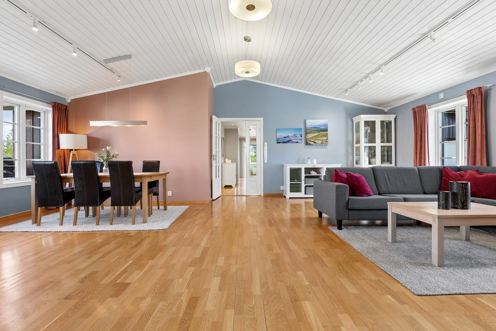 Stuen er de store vindusflatene, sammen med en god takhøyde på opptil 3,3 meter, sørger for rikelig med naturlig lys og en luftig romfølelse. Galleribilde