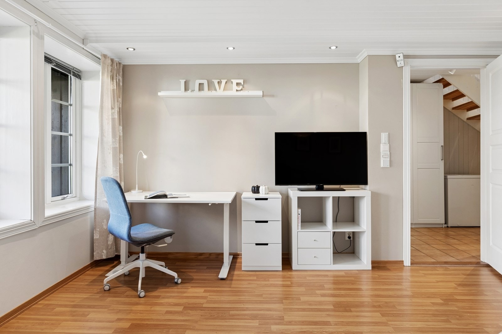 Det er gode møbleringsmuligheter, med plass til både dobbeltseng, oppbevaring og skrivebord. Galleribilde