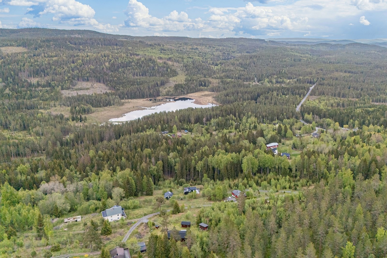 Hytta ligger på praktisk til fjellet mellom Odalen i øst, og E6 v/Mjøsa i vest. Galleribilde
