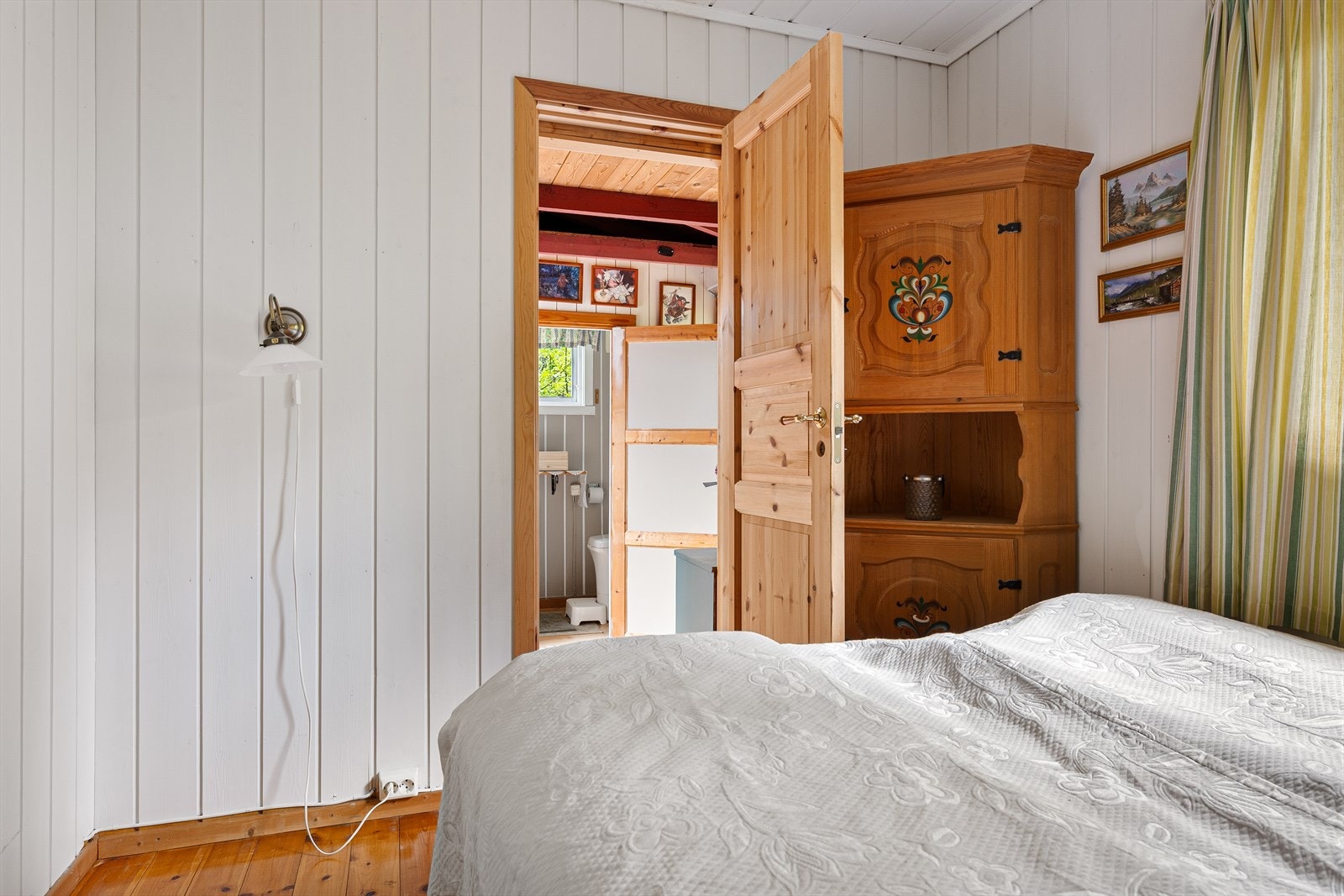 Soverom 2 leder videre inn til toalettrom og inngangsparti fra vestsiden. Galleribilde