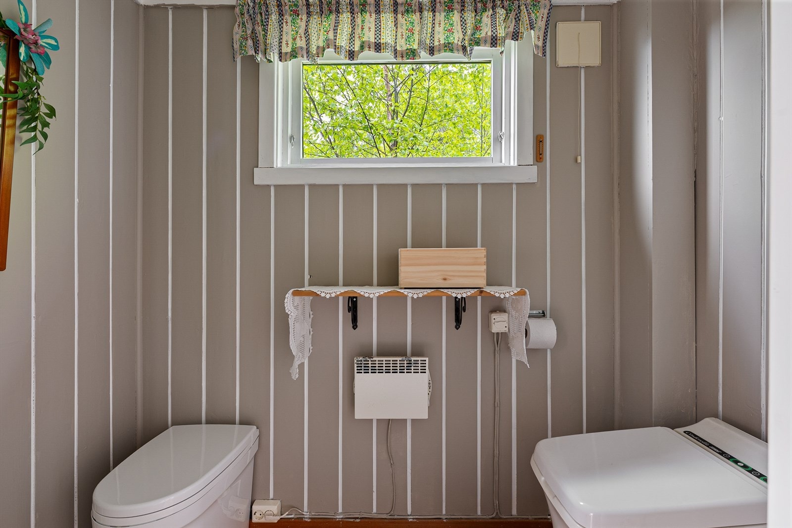 Toalettrom med forbrenningstoalett og urinal. Galleribilde