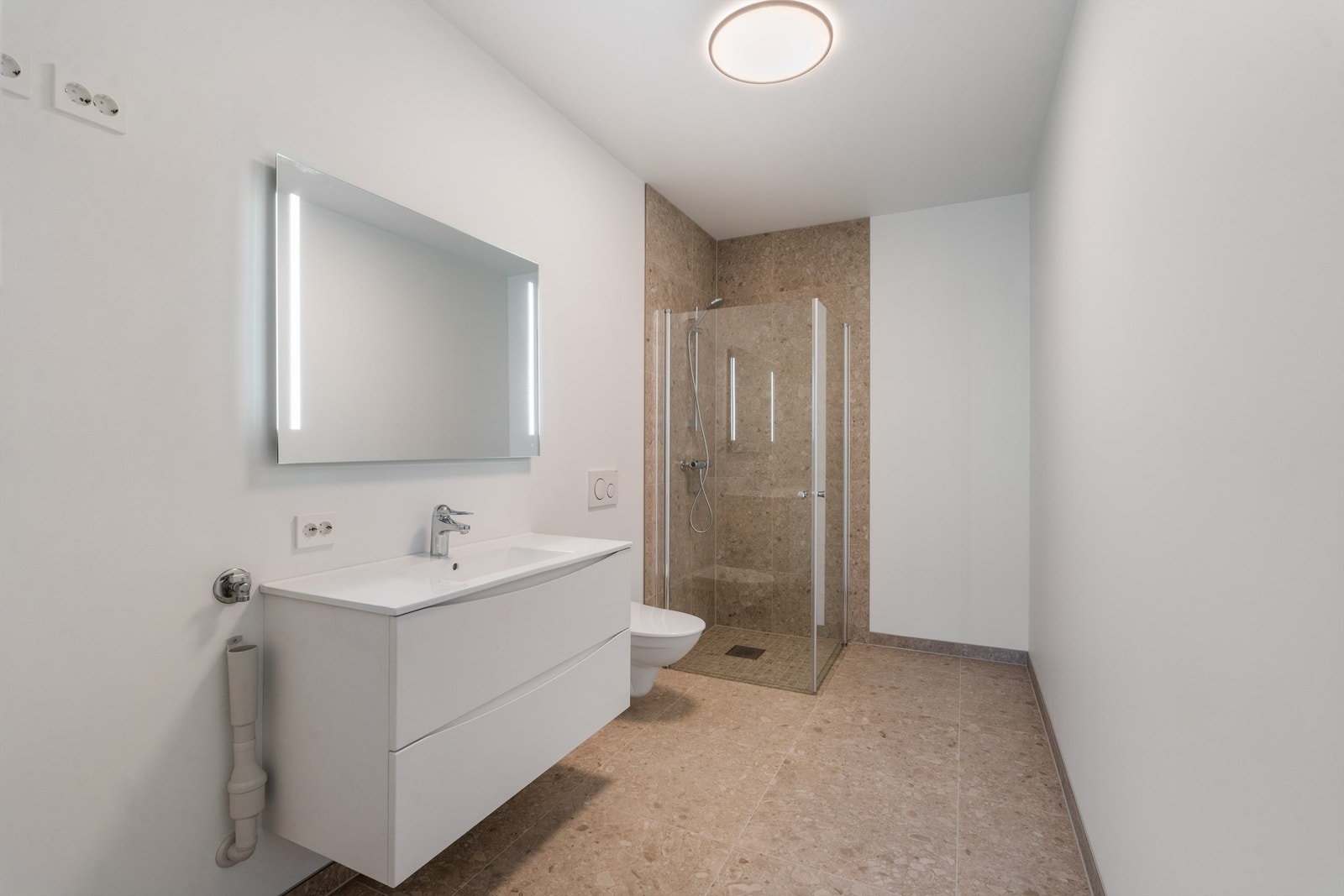 Bad med direkte adkomst fra den mulige hybelløsningen. Dermed er det også opplegg for vaskemaskin på dette badet. Galleribilde