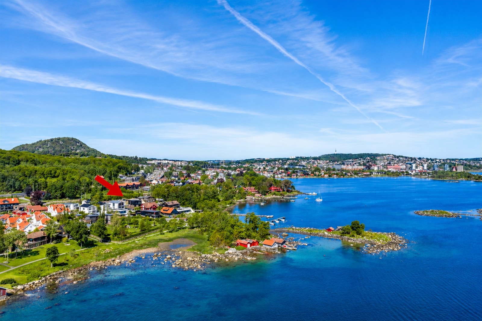 Høydefoto med pil mot boligen. Galleribilde