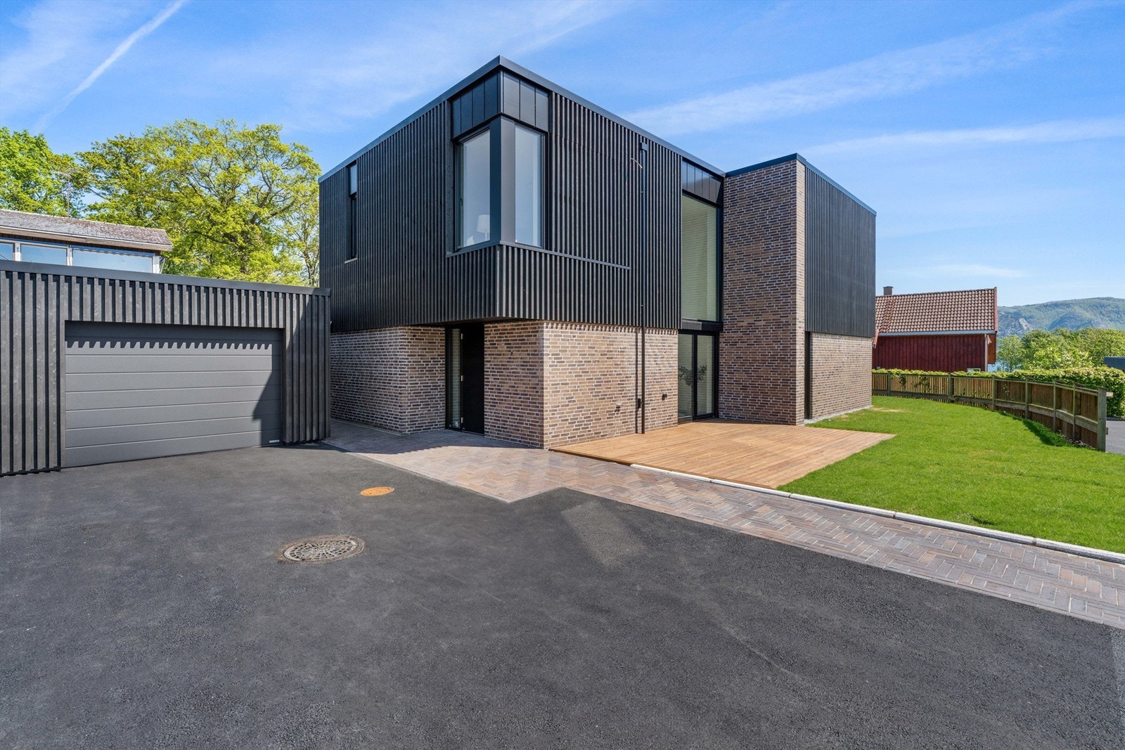 Huset har et stilrent uttrykk og er tegnet av det anerkjente arkitektkontoret Sjo Fasting.
Deler av huset er forblendet med lekker dansk teglstein og det er ferdig opparbeidet uteareal på eiendommen.
Foto: Martin Nordbø Galleribilde