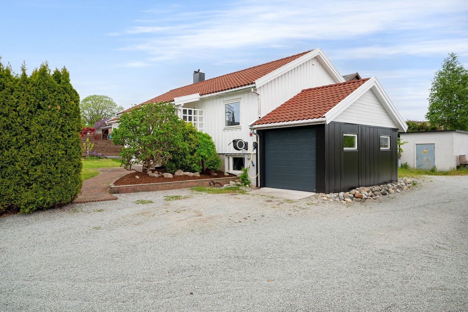 Boligen strekker seg over to plan og byr blant annet på romslig stue- og kjøkken, flere soverom, garasje og flott uteområde. Galleribilde